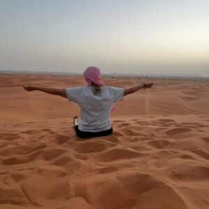 assis-dans-le-sable-sahara